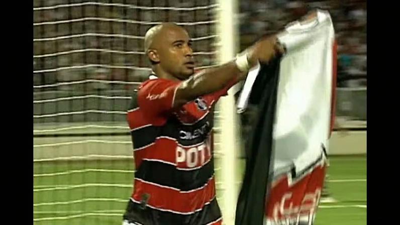 Brasão comemora gol no Santa Cruz — Foto: Reprodução/TV Globo