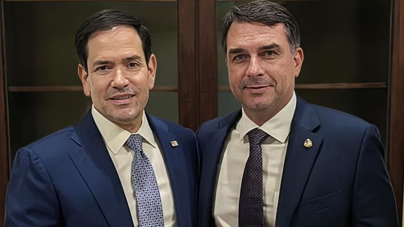 O senador Flávio Bolsonaro e o secretario de estado dos Estados Unidos Marco Rubio