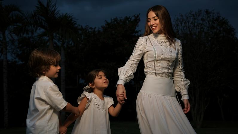 Romana com Raika e Ravi — Foto: Babuska @babuskafotografia | BEAUTY William Cruz @williamcruzes | ASSISTENTE BEAUTY Ronaldo Hass @ronaldohass | STYLING Alberth Franconaid @franconaid | ASSISTENTE DE STYLING Carol Aurora @car.aurora | PRODUÇÃO DE MODA Carol Aurora @car.aurora e Lucas Elídio @lucaselidios
