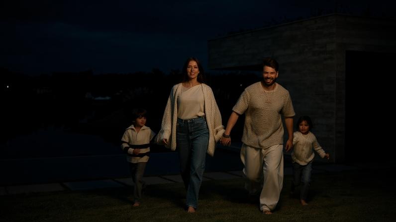 Romana e Alok com os filhos — Foto: FOTO Babuska @babuskafotografia | BEAUTY William Cruz @williamcruzes | ASSISTENTE BEAUTY Ronaldo Hass @ronaldohass | STYLING Alberth Franconaid @franconaid | ASSISTENTE DE STYLING Carol Aurora @car.aurora | PRODUÇÃO DE MODA Carol Aurora @car.aurora e Lucas Elídio @lucaselidios