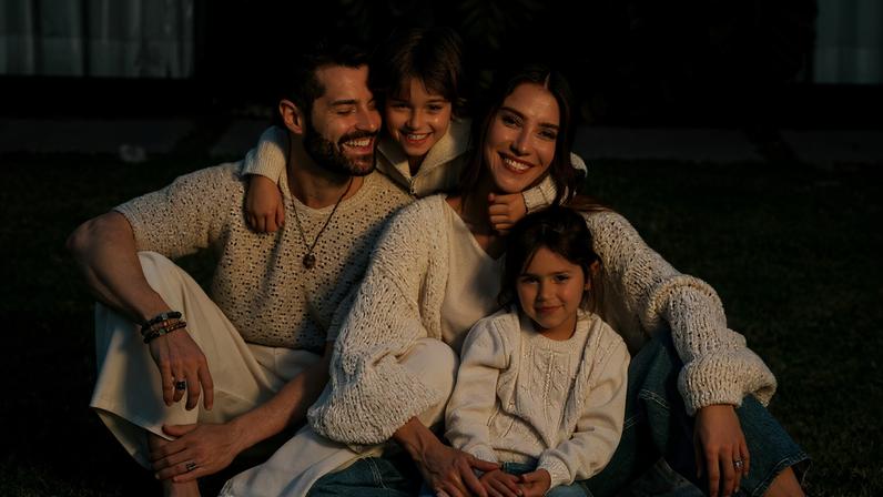 Romana com Alok e os filhos Raika e Ravi — Foto: FOTO Babuska @babuskafotografia | BEAUTY William Cruz @williamcruzes | ASSISTENTE BEAUTY Ronaldo Hass @ronaldohass | STYLING Alberth Franconaid @franconaid | ASSISTENTE DE STYLING Carol Aurora @car.aurora | PRODUÇÃO DE MODA Carol Aurora @car.aurora e Lucas Elídio @lucaselidios