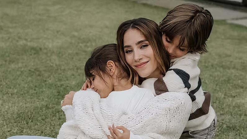Romana com Ravi e Raika — Foto: FOTO Babuska @babuskafotografia | BEAUTY William Cruz @williamcruzes | ASSISTENTE BEAUTY Ronaldo Hass @ronaldohass | STYLING Alberth Franconaid @franconaid | ASSISTENTE DE STYLING Carol Aurora @car.aurora | PRODUÇÃO DE MODA Carol Aurora @car.aurora e Lucas Elídio @lucaselidios
