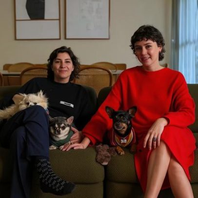 Laura Miranda e Carol Catão moram juntas em apartamento