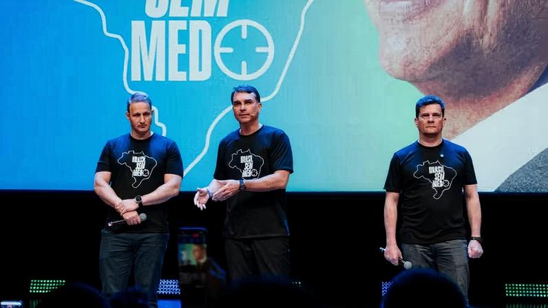 Senador e pré-candidato à Presidência pelo PL, Flávio Bolsonaro apresenta medidas para segurança pública; pré-candidatos Guilherme Derrite (à esq.) e Sergio Moro também participam — Foto: Vittor Sales/Divulgação