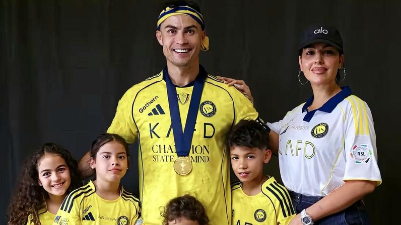 Cristiano Ronaldo e a família — Foto: Reprodução/Instagram
