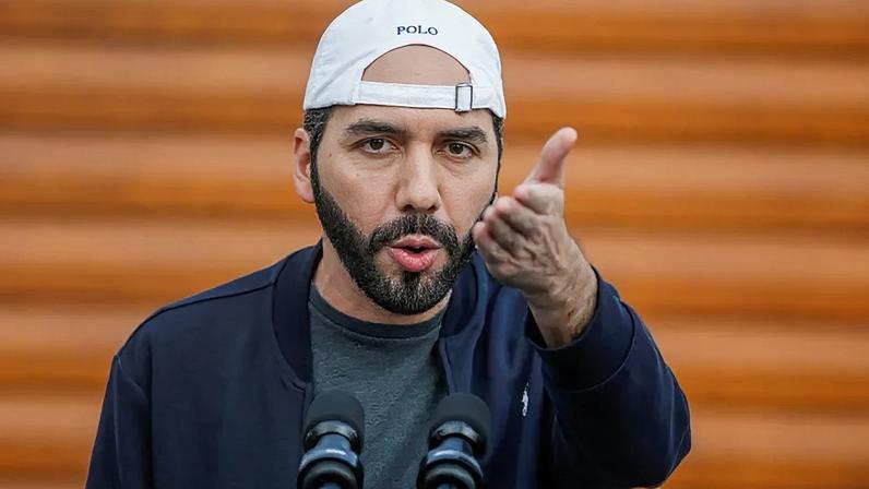 O presidente Nayib Bukele afirma que será mais fácil para as pessoas enviarem dinheiro para casa — Foto: Reuters via BBC
