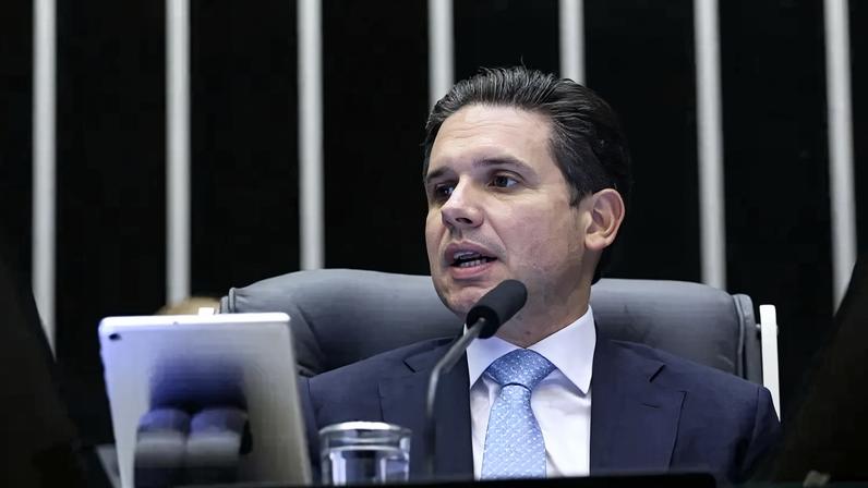 Motta adia reunião de líderes e possível retirada da urgência do PL 6×1
