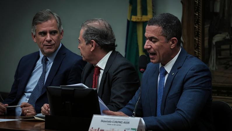 Coronel Assis (à dir) é o relator da PEC na CCJ