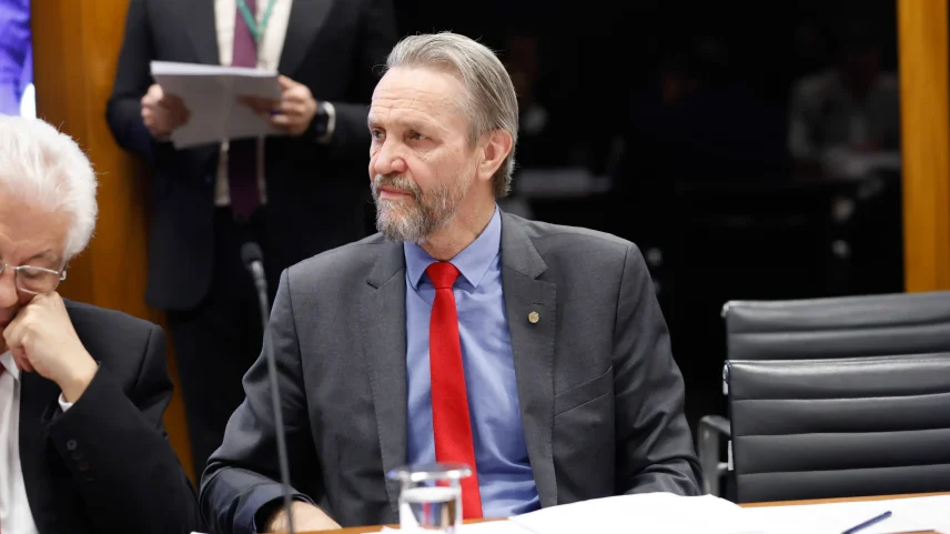 Proposta foi apresentada pelo líder na Câmara em meio a emenda que vincula assuntos e coloca partido em dilema. (Foto: Marina Ramos / Câmara dos Deputados)