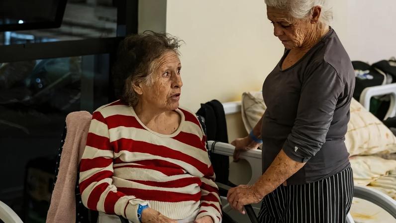 Porto Alegre (RS), 22/05/2024 – CHUVAS/ RS - ABRIGO PARA IDOSOS - Entidades da sociedade civil, criam abrigo somente para Idosos em situação de vulnerabilidade, que foram atingidos pelas enchentes em Porto Alegre em Porto Alegre. Foto: Rafa Neddermeyer/Agência Brasil
