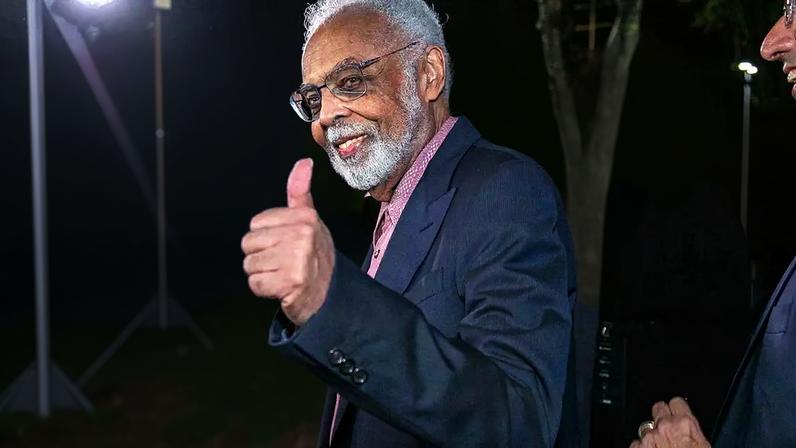 Gilberto Gil cita orgulho da pluralidade das músicas brasileiras e diz: ‘Meu rádio sou eu mesmo’