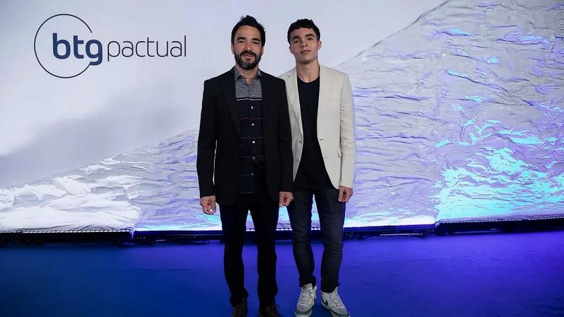O ator Caio Blat, de 46 anos de idade, fez uma aparição pública rara com o filho caçula, Bento Blat, de 16 anos