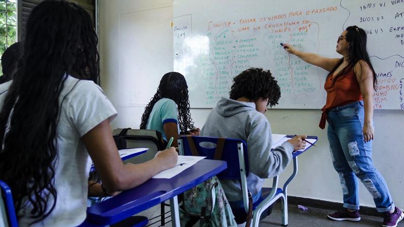 Brasília (DF), 25/06/2026 – Alunos do ensino médio do CED 16, na Ceilândia, aproveitam o segundo semestre letivo para intensificar a preparação em sala de aula visando o Exame Nacional do Ensino Médio (Enem), vestibulares, Programa de Avaliação Seriada (PAS/UnB) e outros processos seletivos de ingresso no ensino superior Foto: Rafa Neddermeyer/Agência Brasil