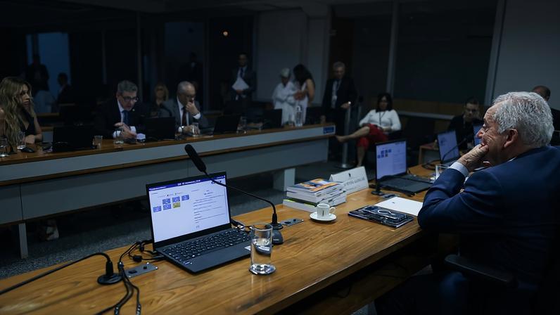 Reunião da CCJ do Senado que discutiu o fim da escala de trabalho 6x1. (Senador, Rogério Carvalho durante leitura do seu relatório). Foto: Lula Marques/ Agência Brasil.