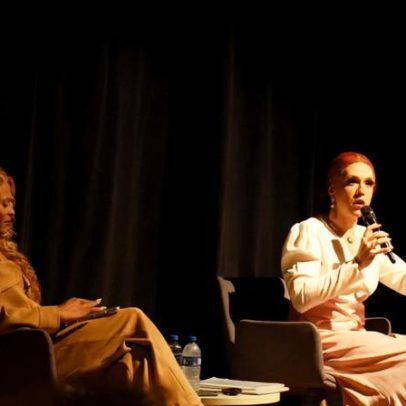 Rita von Hunty critica capitalismo de plataforma em evento drag