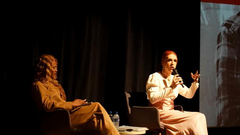 Personagem do professor Guilherme Terreri, pesquisador em literatura e ciências sociais, a palestrante Rita von Hunty criticou as práticas atuais do que ela chamou de “capitalismo de plataforma”, termo relacionado às relações de trabalho via plataformas digitais.