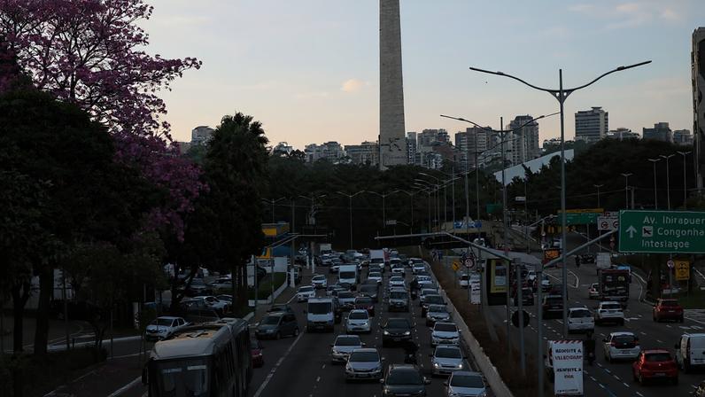 Trânsito na Avenida 23 de Maio, na zona centro-sul de São Paulo.