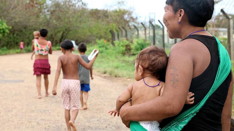 Mulher indígena com bebê em frente ao Hospital de Campanha Yanomami montado na Casa de Saúde Indígena - Casai.