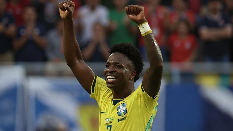 Vini Jr. comenta postagem de Virginia com roupa curta após vitória do Brasil