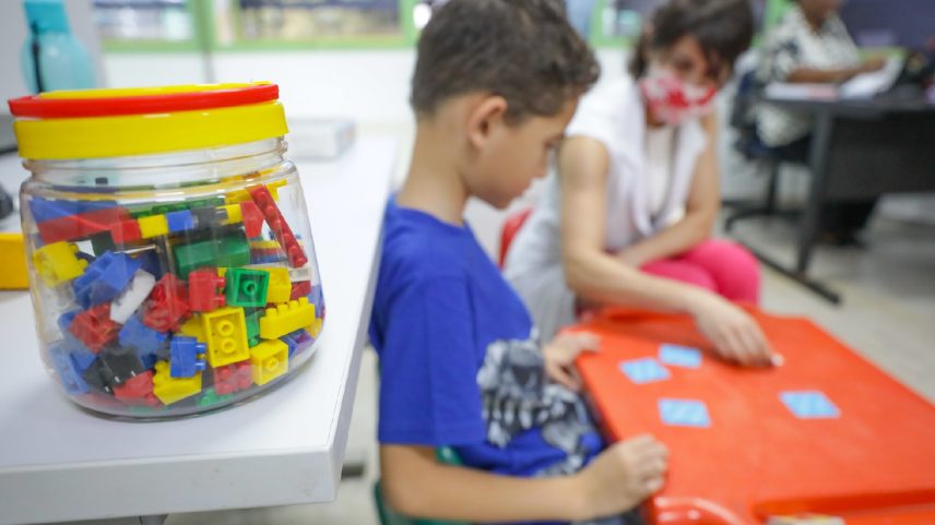 Professores lidam com crises de alunos autistas sem protocolos claros, enfrentando riscos físicos e exposição legal. (Foto: Geovana Albuquerque / Agência Brasília)