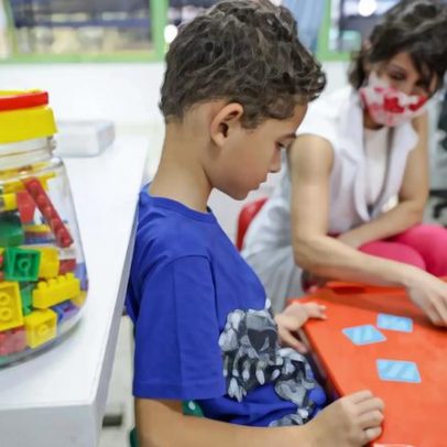 Improviso de professores com autistas em crise aumenta riscos e revela falta de diretrizes