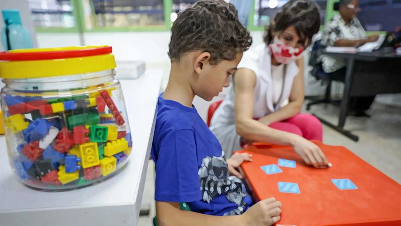 Professores lidam com crises de alunos autistas sem protocolos claros, enfrentando riscos físicos e exposição legal. (Foto: Geovana Albuquerque / Agência Brasília)