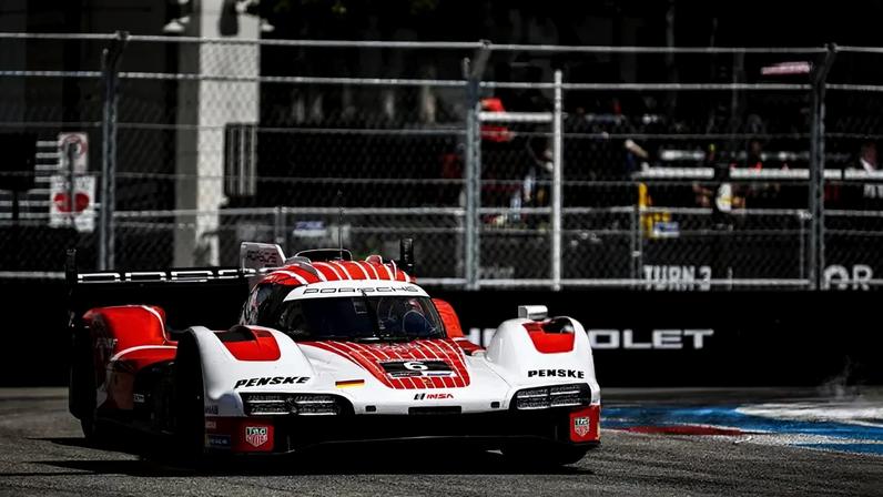 Porsche 963 durante o GP de Detroit pelo IMSA WeatherTech Sportscar Championship