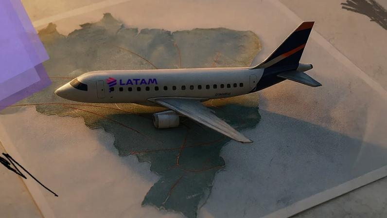 Aeronave da Latam sobre um mapa do Brasil