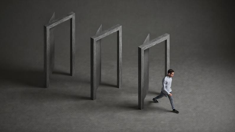 Homem caminhando entre três molduras azuis em um fundo texturizado, como se estivessem procurando emprego evocando movimento e progressão.