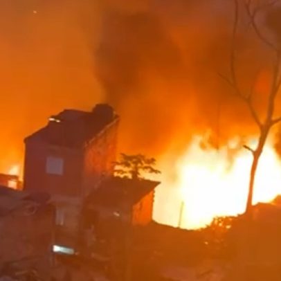 Incêndio de grandes proporções atinge Paraisópolis e danifica ao menos 10 barracos