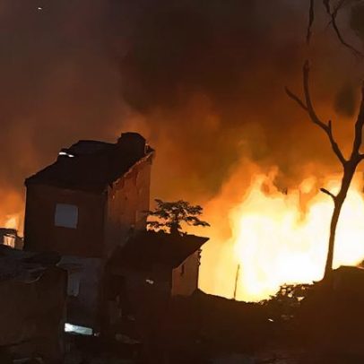 Incêndio de grandes proporções atinge Paraisópolis e danifica ao menos barracos