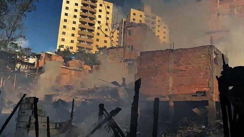 Incêndio em moradias na comunidade de Paraisópolis, zona sul de São Paulo