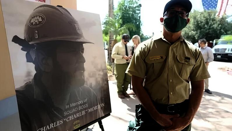Uma fotografia do bombeiro da equipe interagências Big Bear Interagency Hotshot, Charles Morton, que morreu combatendo o incêndio florestal El Dorado, é exibida durante um serviço memorial em homenagem a Morton em 25 de setembro de 2020, em San Bernardino, Califórnia. Morton tinha 14 anos de serviço no Serviço Florestal dos EUA. O incêndio El Dorado queimou mais de 22.000 acres no sul da Califórnia