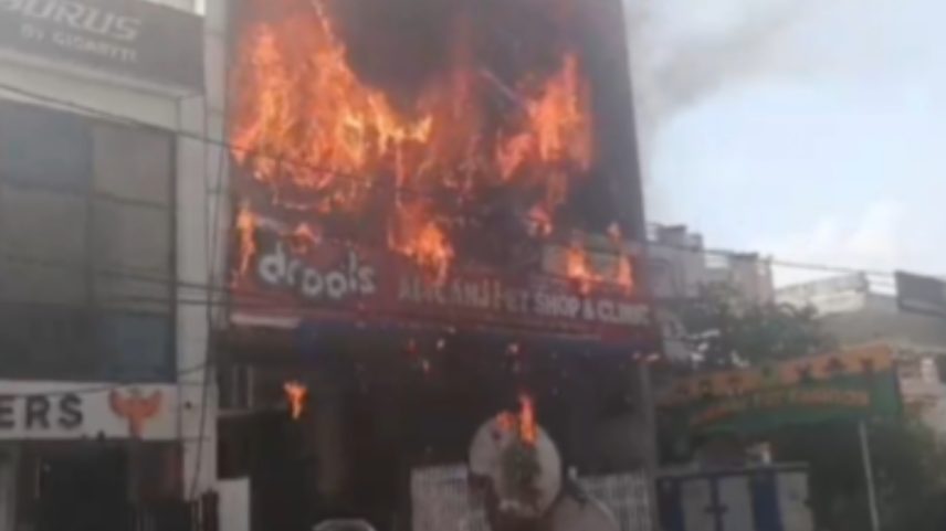 Imagem colorida de estrutura pegando fogo