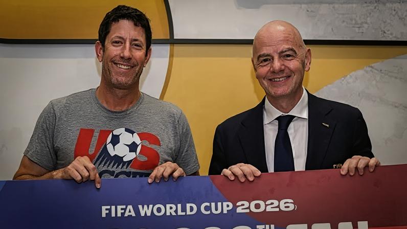 Gianni Infantino, presidente da Fifa, comemora público da Copa ao lado do milionésimo torcedor presente nos estádios