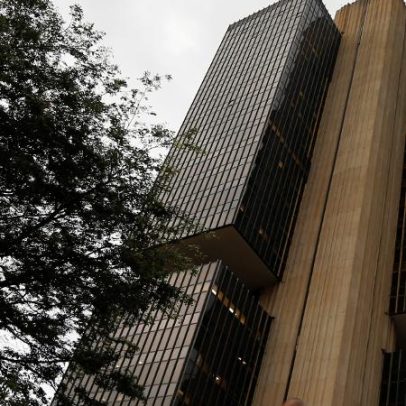 BC corta juros, apesar de inflação mais alta, citando horizonte relevante