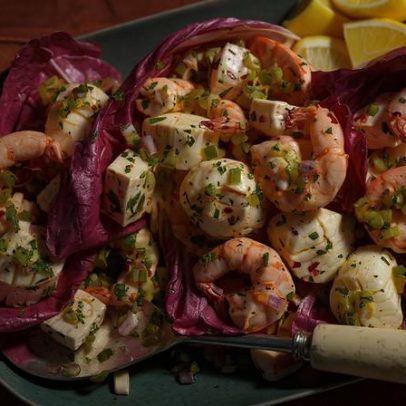 19 saladas de frutos do mar perfeitas para dias quentes de verão