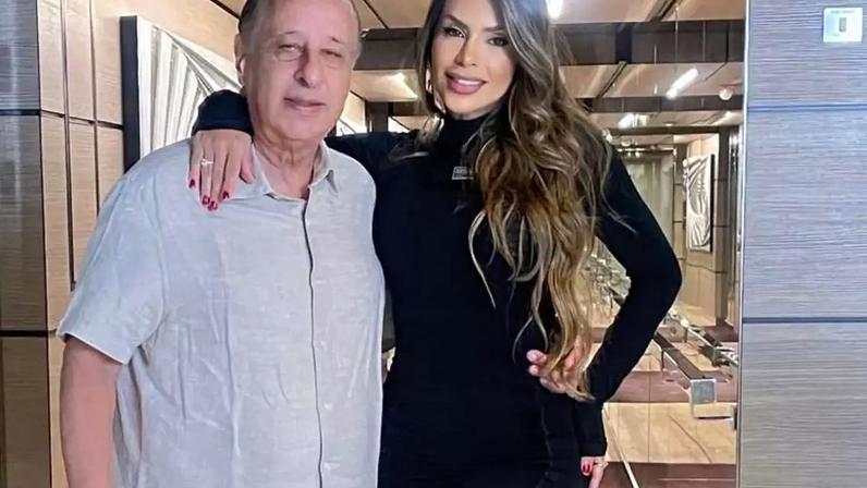 Marco e Clara posam juntos antes de evento social