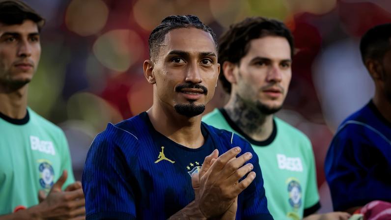 Raphinha, jogador de futebol, em campo