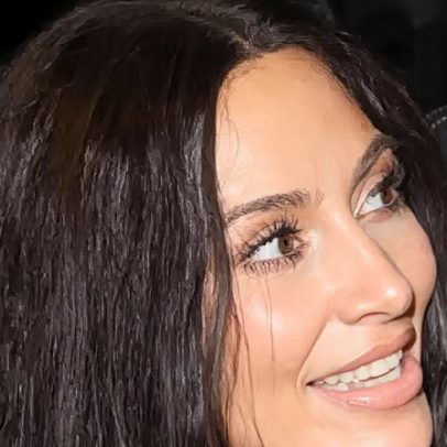 Kim Kardashian usa look cavado com lingerie visível; veja fotos