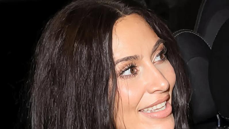 Kim Kardashian sorri para fotografia