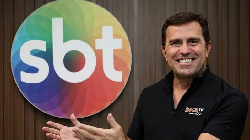 Rodrigo Bocardi posa com o logotipo do SBT