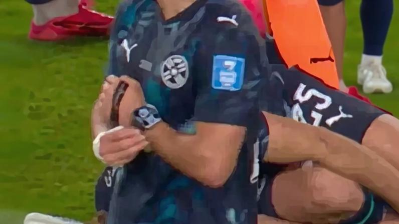 Matías Galarza saindo de fininho com o relógio do juiz