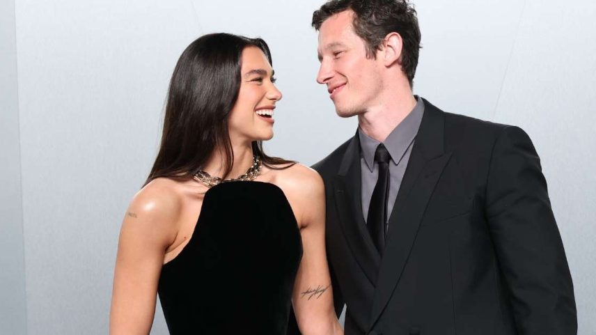 Dua Lipa e Callum Turner posa para foto durante tapete vermelho de premiação