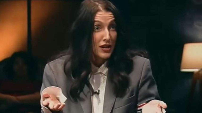 Clarice Falcão, atriz e comediante, durante programa da GNT