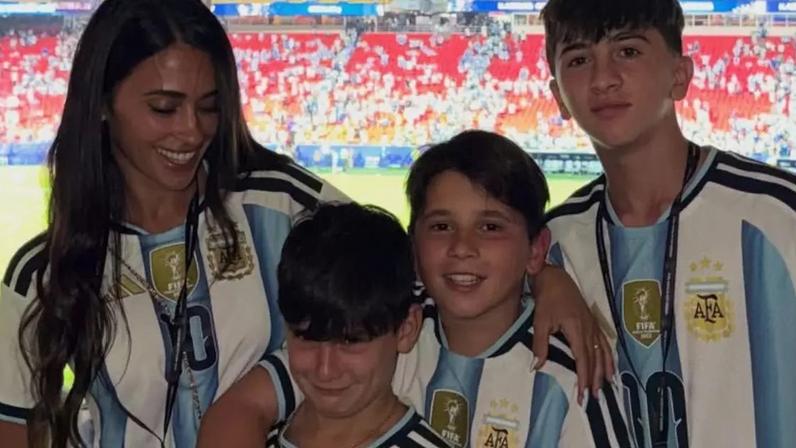 Antonela Rocuzzo e seus três filhos com Messi