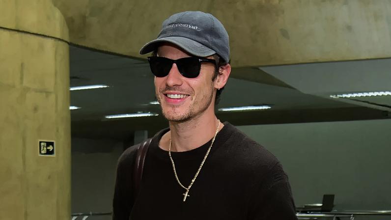 Shawn Mendes chega ao Brasil