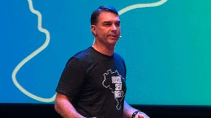 Flávio Bolsonaro reúne imprensa para falar sobre planos de governo