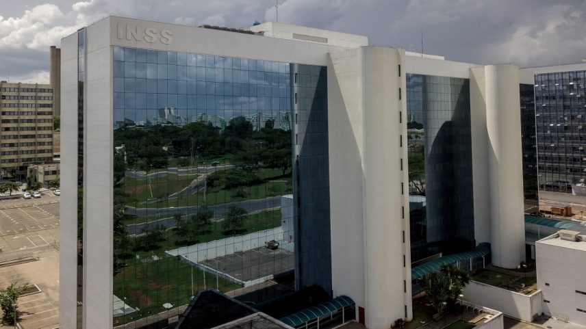 Prédio do Instituto Nacional do Seguro Social. Edfício sede do INSS. Fachada do INSS. Setor de autarquia sul