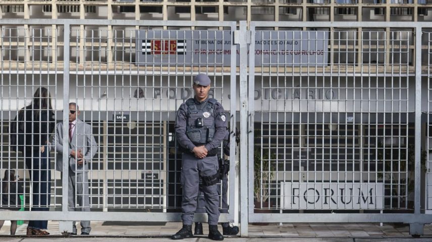 Guarulhos (SP), 22/06/2026 - Julgamento dos acusados da morte de Vinícius Gritzbach começa hoje, em Guarulhos, o julgamento dos três policiais militares acusados de matar Vinícius Gritbach, delator do PCC. Ele foi morto a tiros no aeroporto de Guarulhos em novembro de 2024. O júri começa hoje e deve seguir até sexta-feira, no Fórum da Comarca de Guarulhos. Movimento na frente do Fórum. Foto: Paulo Pinto/Agência Brasil